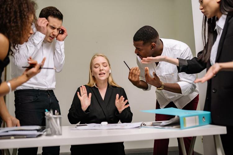 العمل العميق في المكتب المفتوح: ما يفعله الموظفون عالي الأداء بشكل مختلف
